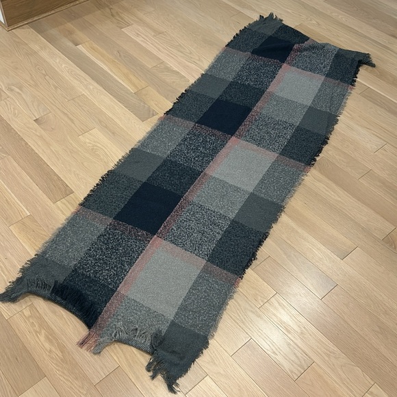 Melanie Lynn Blanket Scarf. Dark blue, grey and pink. Good condition - Picture 5 of 5